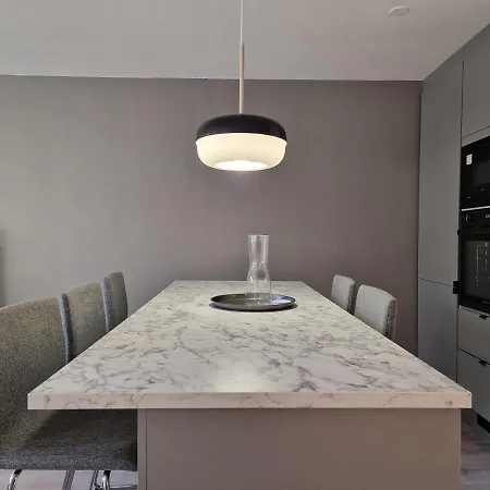 Modern And Apartment, 6 Mins To *