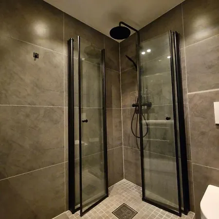 Modern And Apartment, 6 Mins To *