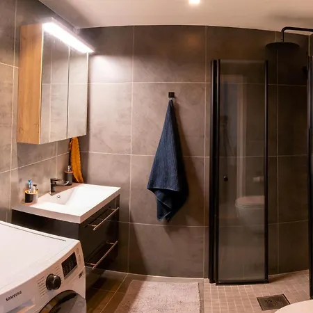 Modern And Apartment, 6 Mins To *