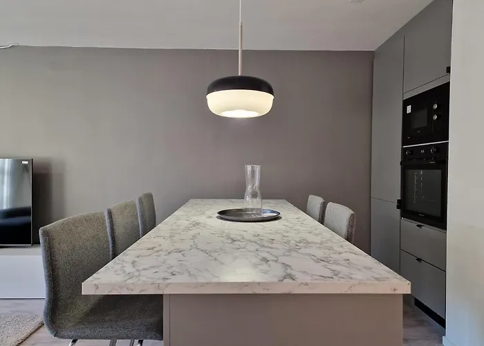 Modern And Apartment, 6 Mins To *