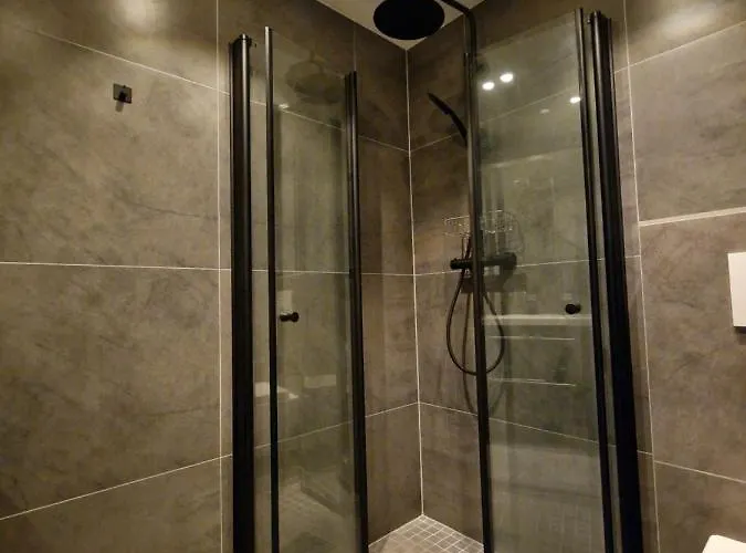 Modern And Apartment, 6 Mins To *