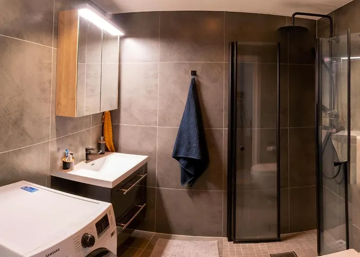 Modern And Apartment, 6 Mins To *